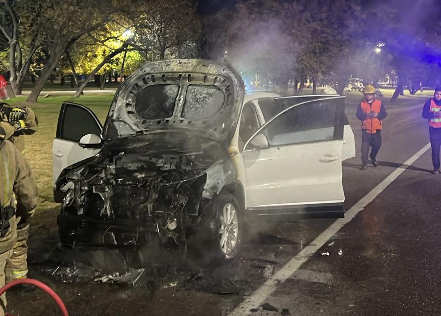 Incendio total de una camioneta en el Acceso Este: no hubo heridos