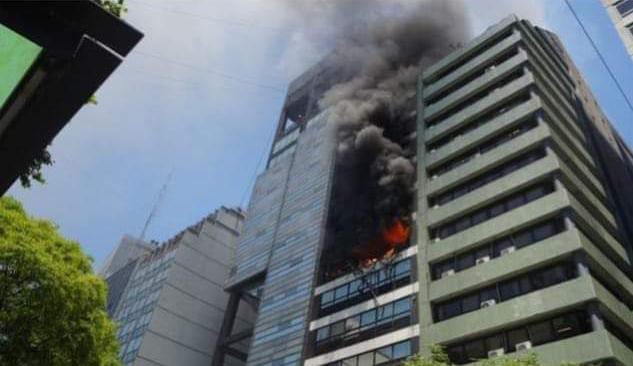 GRAVE INCENDIO EN EL SEXTO Y SEPTIMO PISO DEL MINISTERIO DE TRABAJO