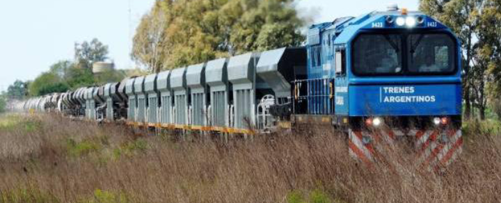 Un joven quiso colgarse de un tren, cayó y está grave.