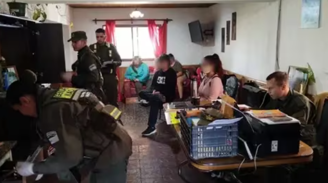 Condenan a una mujer a 18 años de prisión por filmar y abusar a su hija