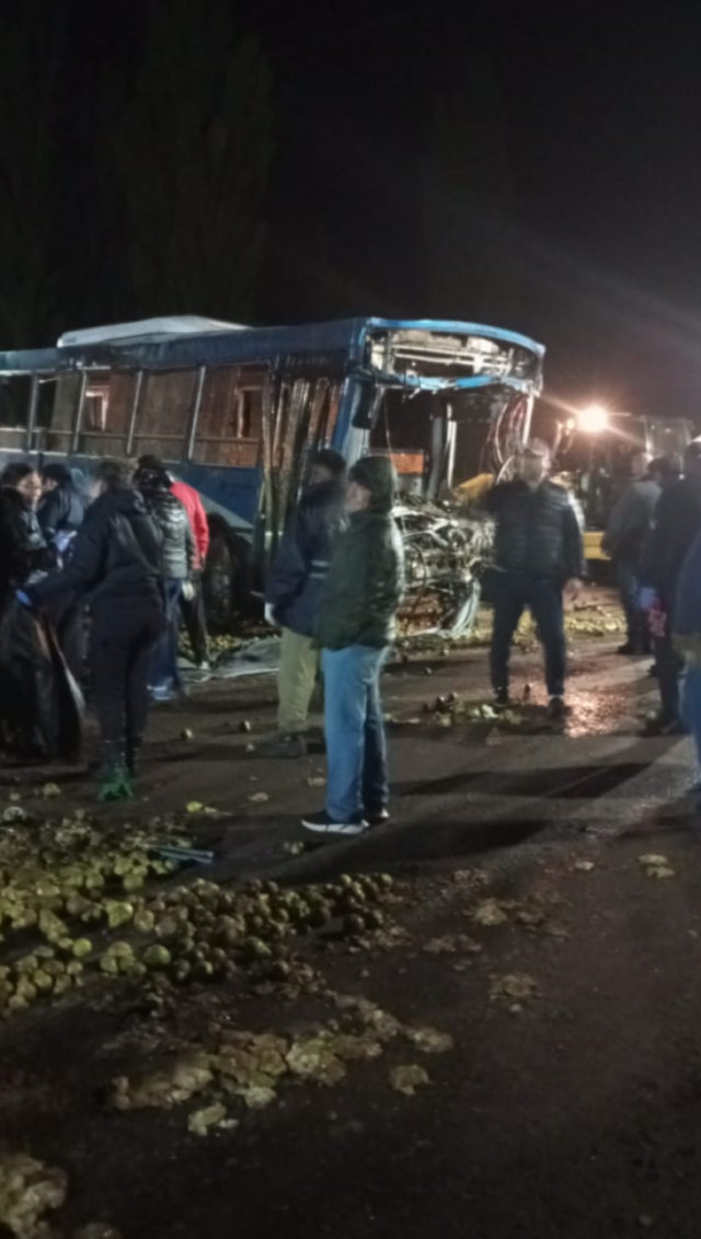 URGENTE: 3 personas fallecidas y 20 heridos por un choque frontal entre un micro y un camión de frutas