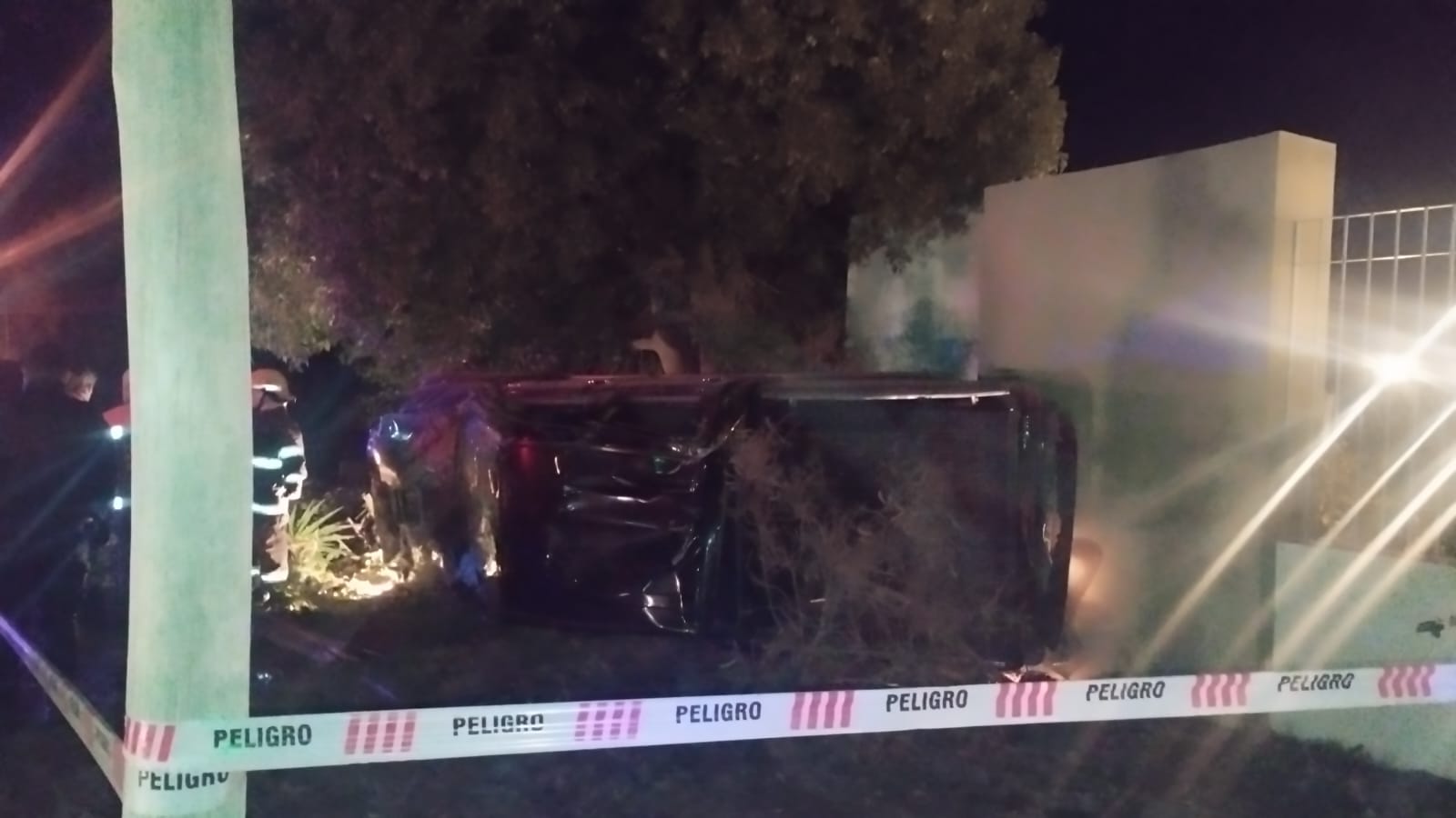 URGENTE: Dos menores manejaban una camioneta Hilux, se dieron vuelta y uno falleció 