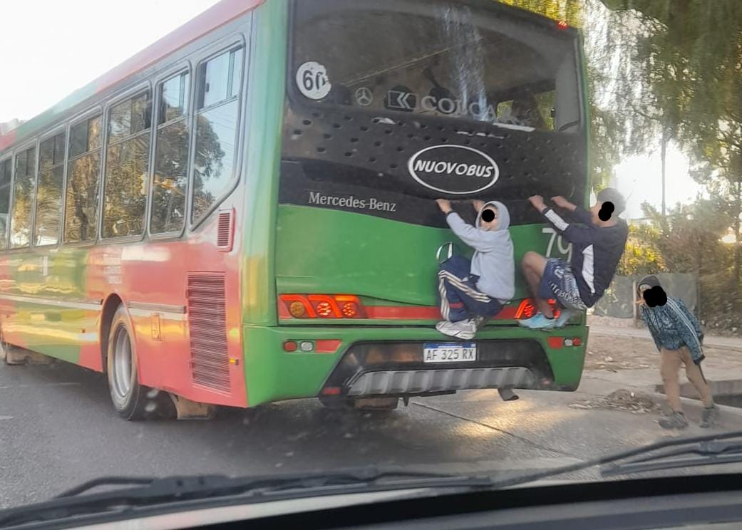 Denunciaron a tres menores del B° La Gloria por colgarse de colectivos