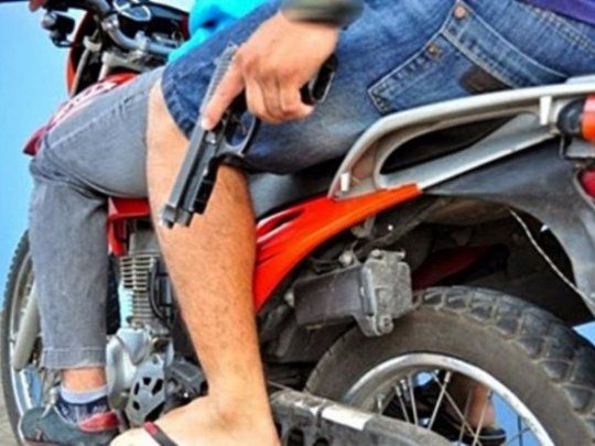 Un joven fue baleado en la puerta de su domicilio por dos hombres arriba de una moto