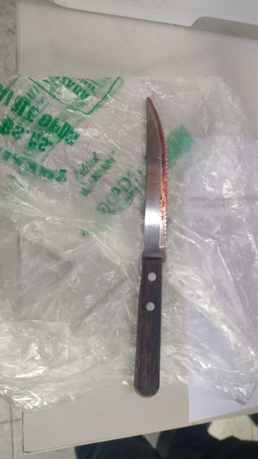 Se enojó porque su hijo tardaba en lavar los platos, lo apuñaló y fue detenida 