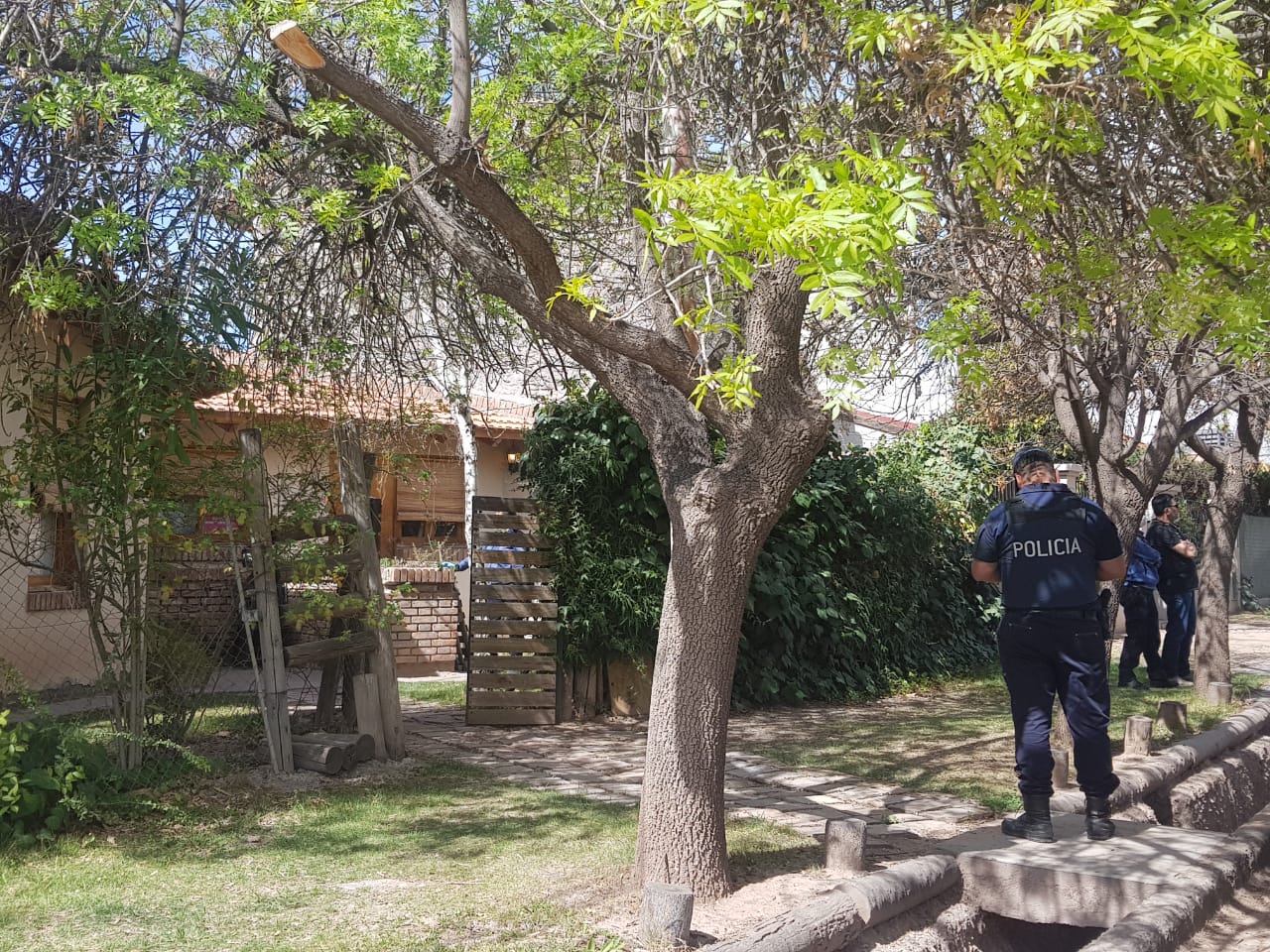 Violento asalto en el Barrio Huerto del Sol Sur de Luján de Cuyo: dos personas heridas 