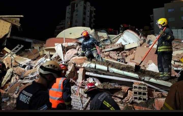 Se derrumbó el 80% del Hotel Dubrovnik en Villa Gesell: Bomberos buscan a sobrevivientes atrapados