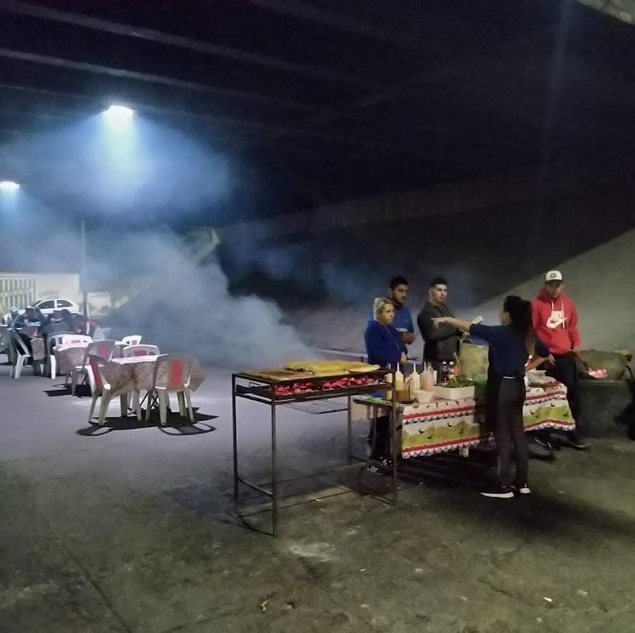 La parrilla de choripanes bajo el puente fue denunciada por falta de higiene e intoxicación 