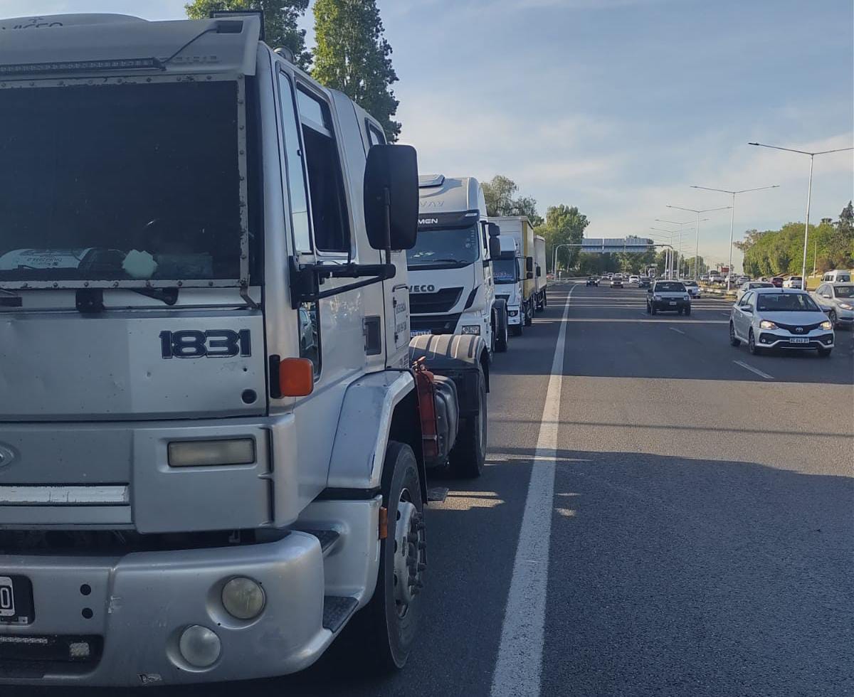 Camioneros protestan en Acceso Sur y Lamadrid contra el aumento del impuesto automotor