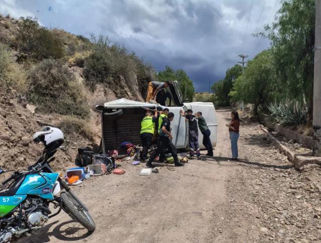 Volcó una camioneta con 14 personas cerca del Teatro Griego Frank Romero Day