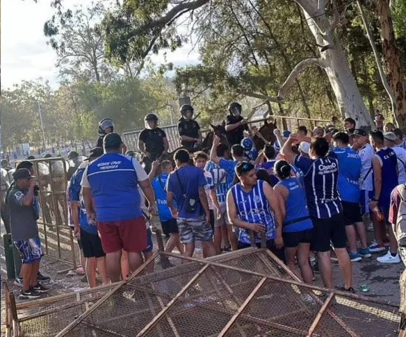 Represión policial: un simpátizante gravemente herido