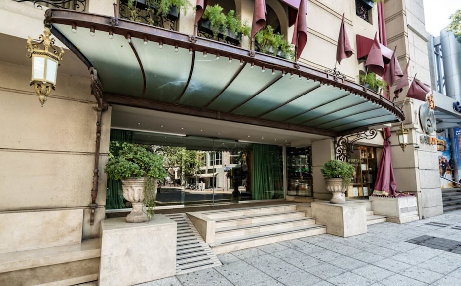 Falleció un empleado en un restaurante de un hotel. Sus compañeros continuaron trabajando con el cuerpo presente.