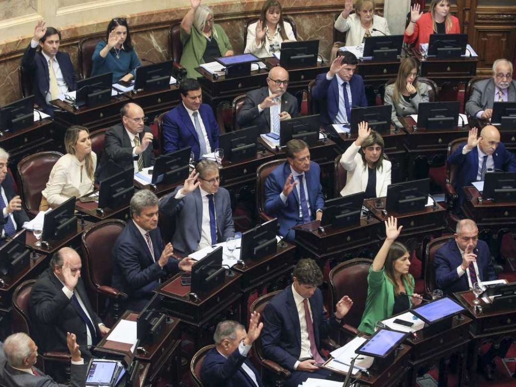 Senadores cobrarán casi $10 millones mensuales en medio de una crisis económica
