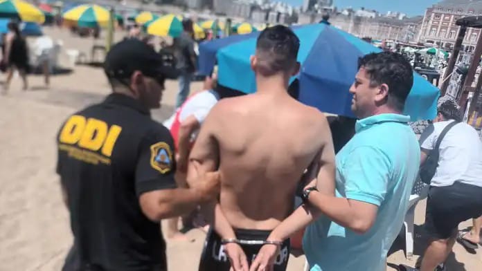 Estaba profugo por homicidio, posteaba fotos desde la playa y fue capturado saliendo del agua