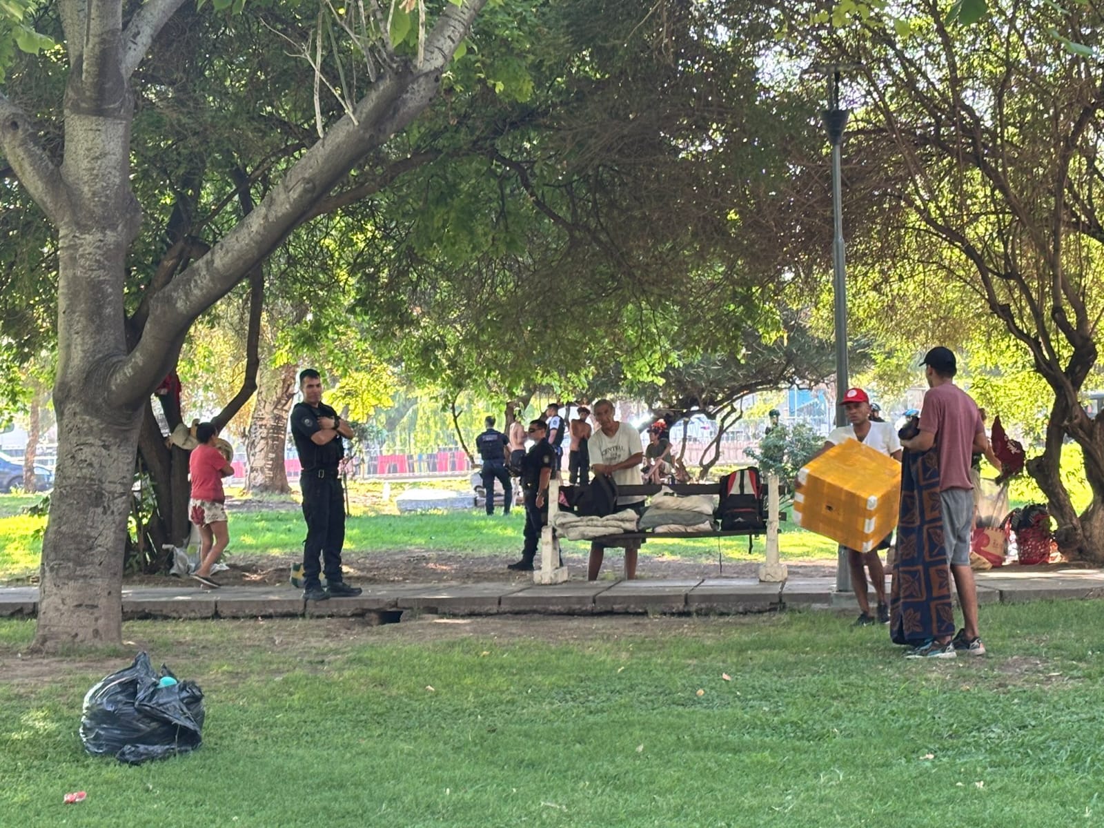 Cercarán la plaza Admirante Brown para sacar a personas en situación de calle