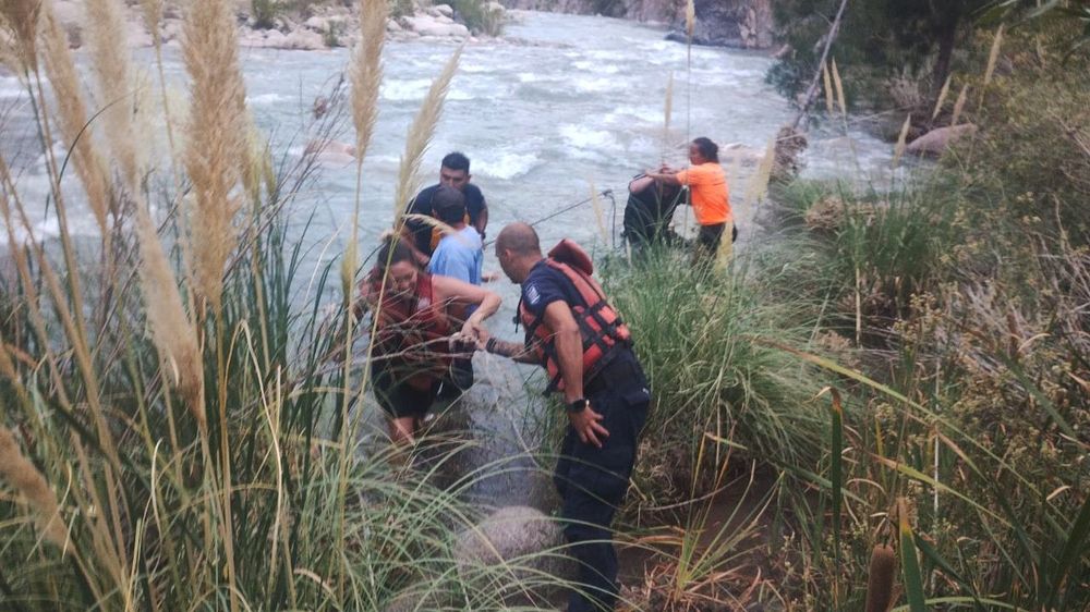 Bomberos de Maipú y Luján rescatan a 15 personas atrapadas en el Río Mendoza en Lunlunta