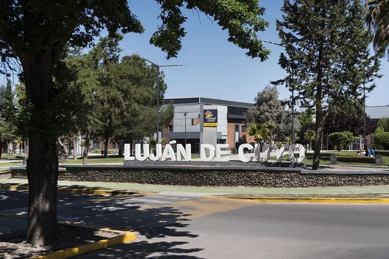 URGENTE: un hombre se encadenó en la Municipalidad de Luján de Cuyo 