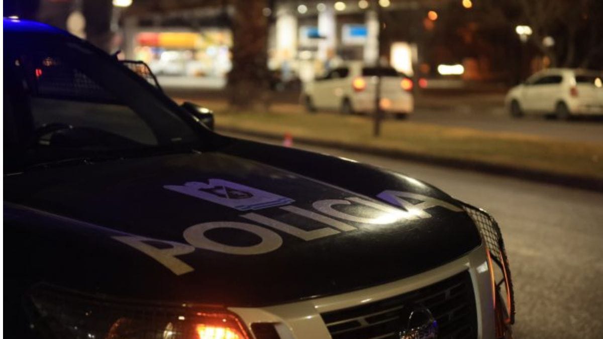 Investigan a dos policías por presunta conducta inapropiada en un móvil policial