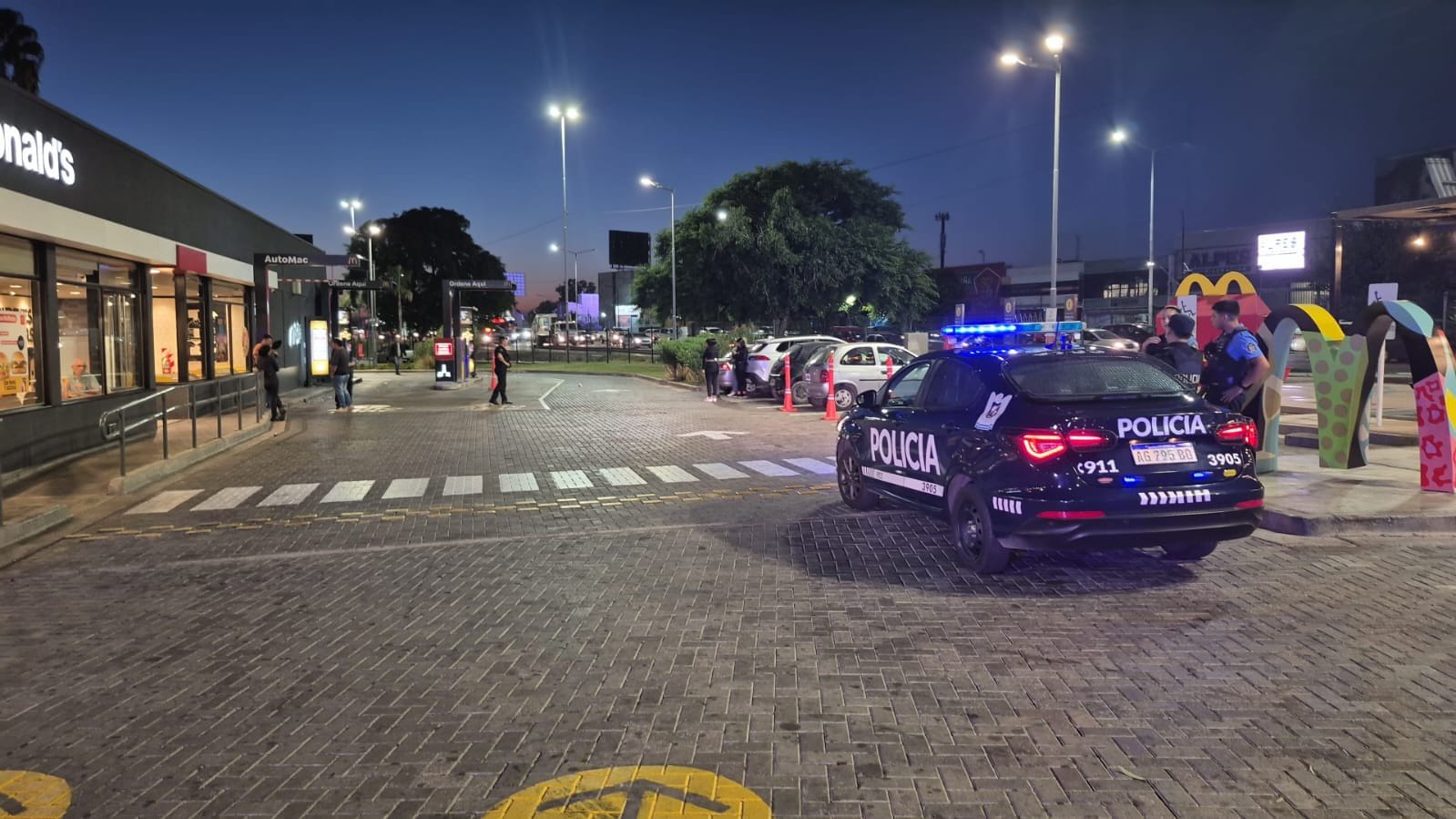 Violenta pelea entre jóvenes en un local de comidas rápidas de la Terminal