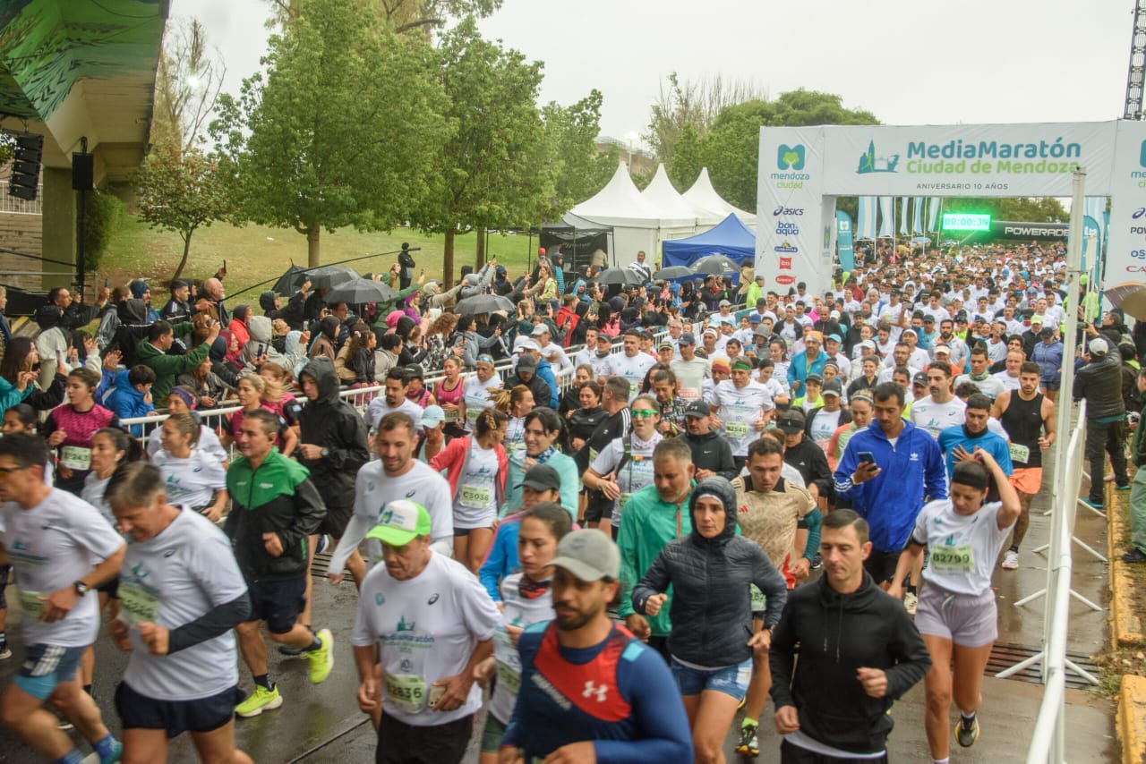 Pese a la lluvia y el frió más de 2500 atletas participaron de la Media Maratón de la Ciudad de Mendoza
