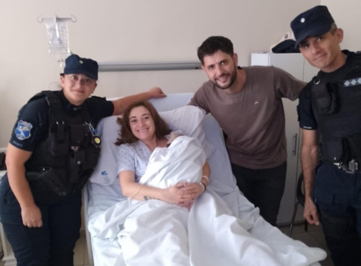 Policías de Mendoza asistieron a una mujer en su parto en la vía publica 