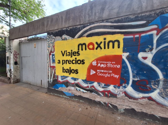 La empresa de viajes denunciada salió a responder la sanción municipal y se despegó de los grafitis