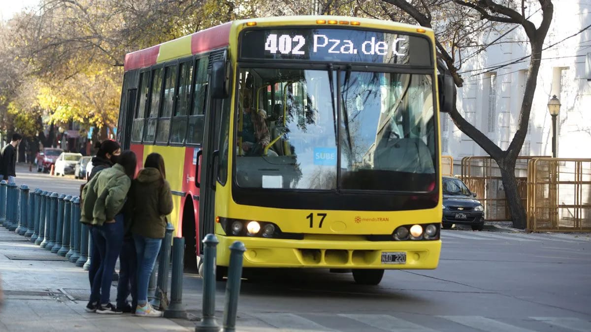 Golpe al bolsillo: El aumento del colectivo se irá 1000 pesos