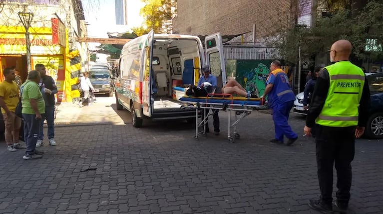 Una mujer sobrevivió tras arrojarse dos veces desde un edificio en pleno centro de Mendoza