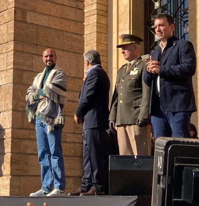 Abel Pintos cantó en la explanada de la Casa de Gobierno de Mendoza