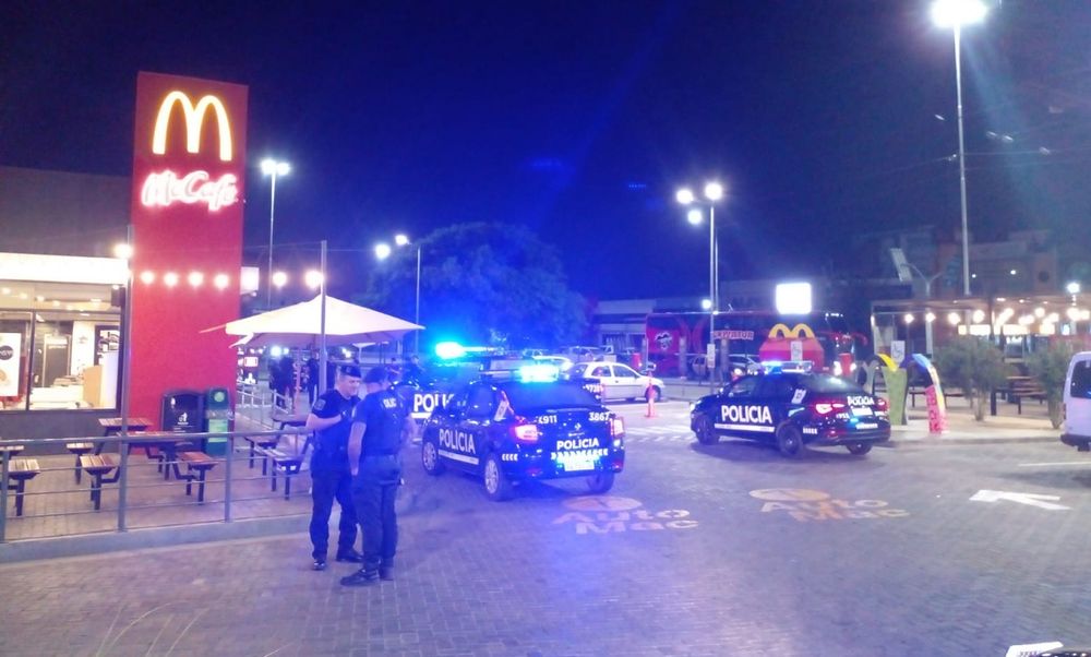 Madrugada violenta en el Mc Donals de la terminal: detenidos, robos y grave pelea