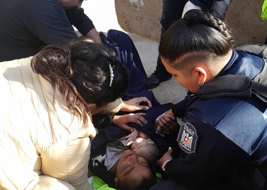 Emotivo nacimiento en la vía pública: policías asistieron a una mujer que dio a luz en pleno centro de Mendoza