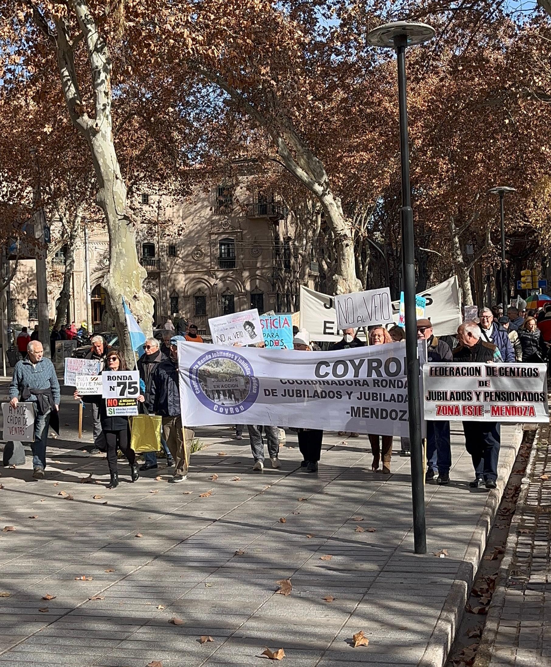 Indignación colectiva: jubilados encabezaron la marcha en las calles de Mendoza