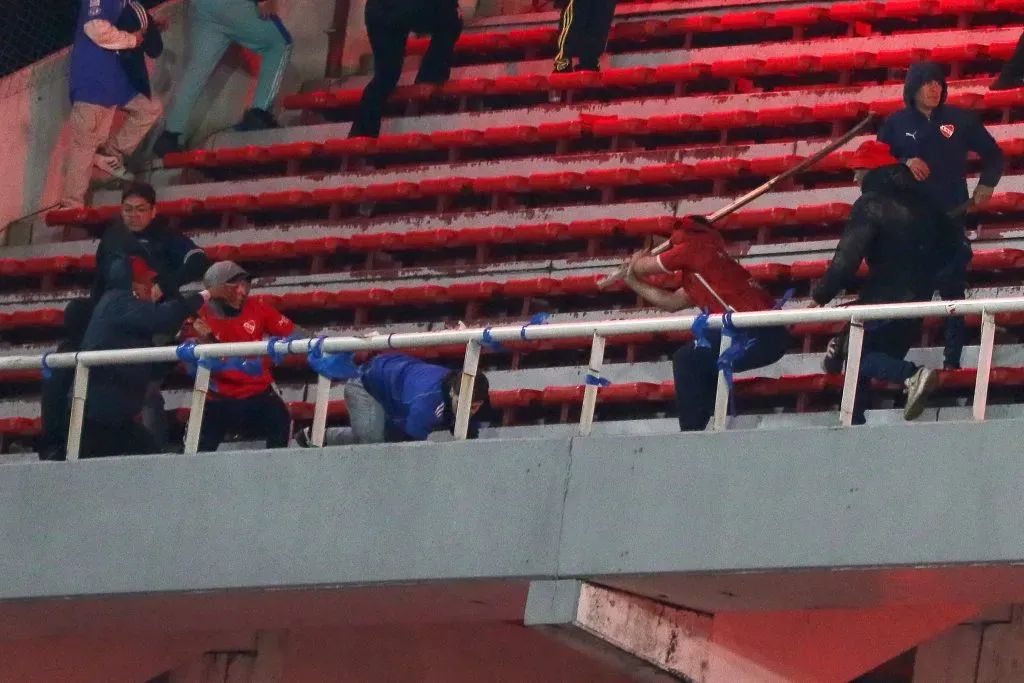 Hinchas argentinos huyeron de Chile tras fuertes agresiones
