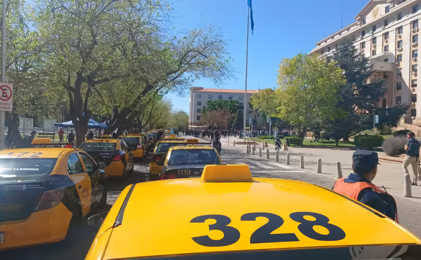 Intenso reclamo y movilización de Taxista en Ciudad