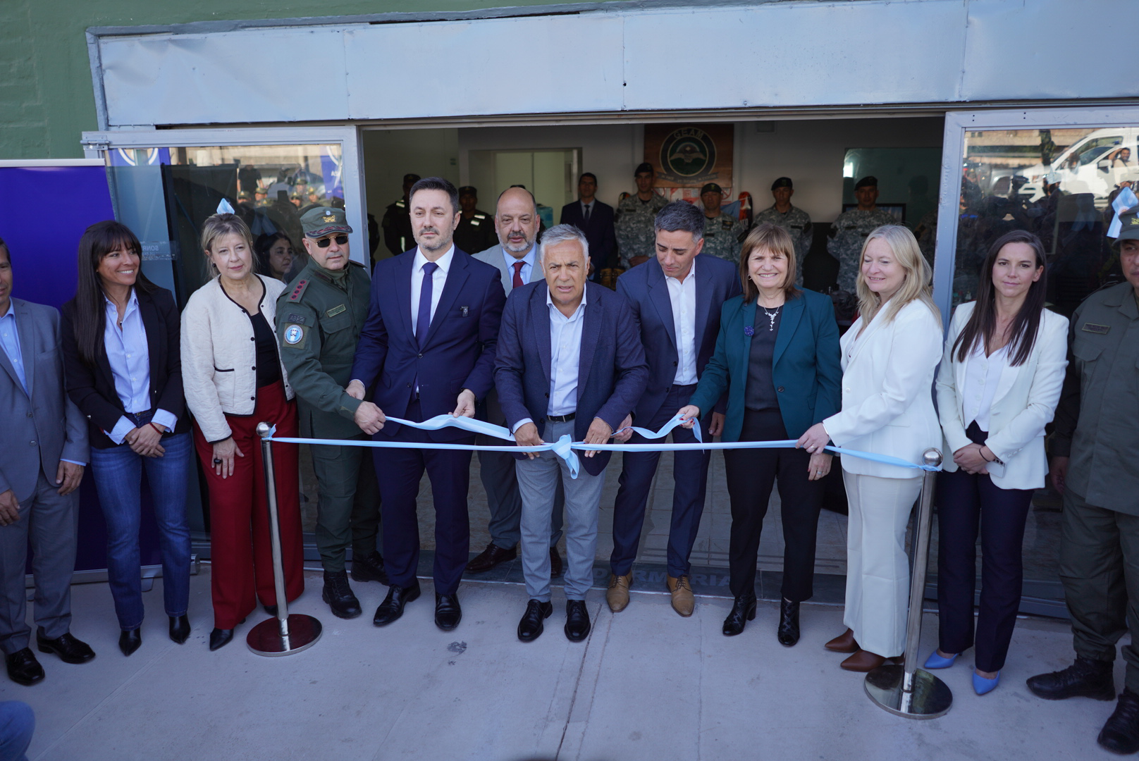 Mendozá inauguró las nuevas sedes de Gendarmería Nacional y de la Policía Federal