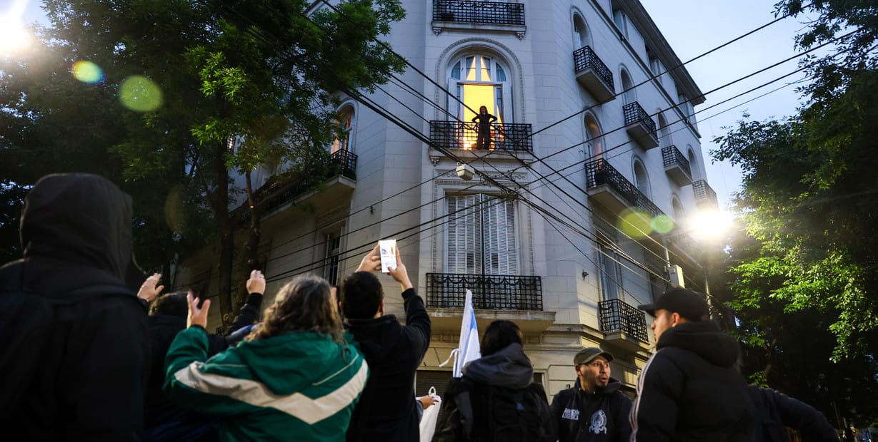  A 15 años de la muerte de Néstor Kirchner pocos militantes acompañaron a Cristina desde el balcón 