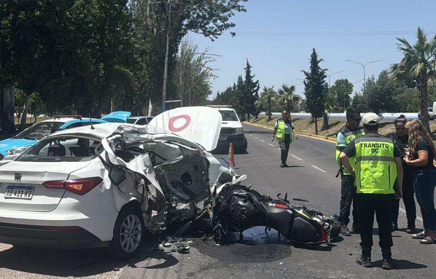 Grave accidente en Maipú: un motociclista murió tras chocar contra un auto 