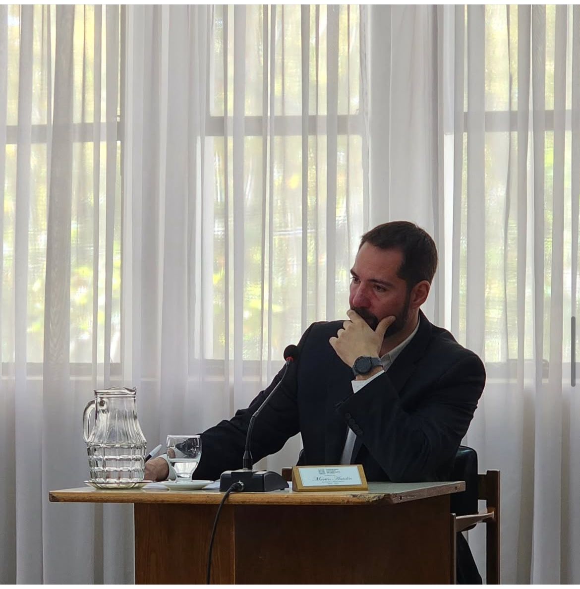 El concejal libertario solicitó una licencia inmediata luego de la sesión con el consejo legislativo