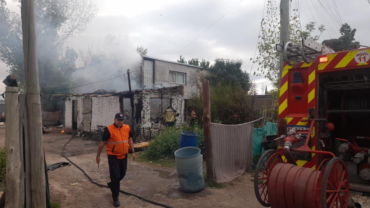 Voraz incendio dejó sin hogar a una familia en Guaymallén y necesitan ayuda