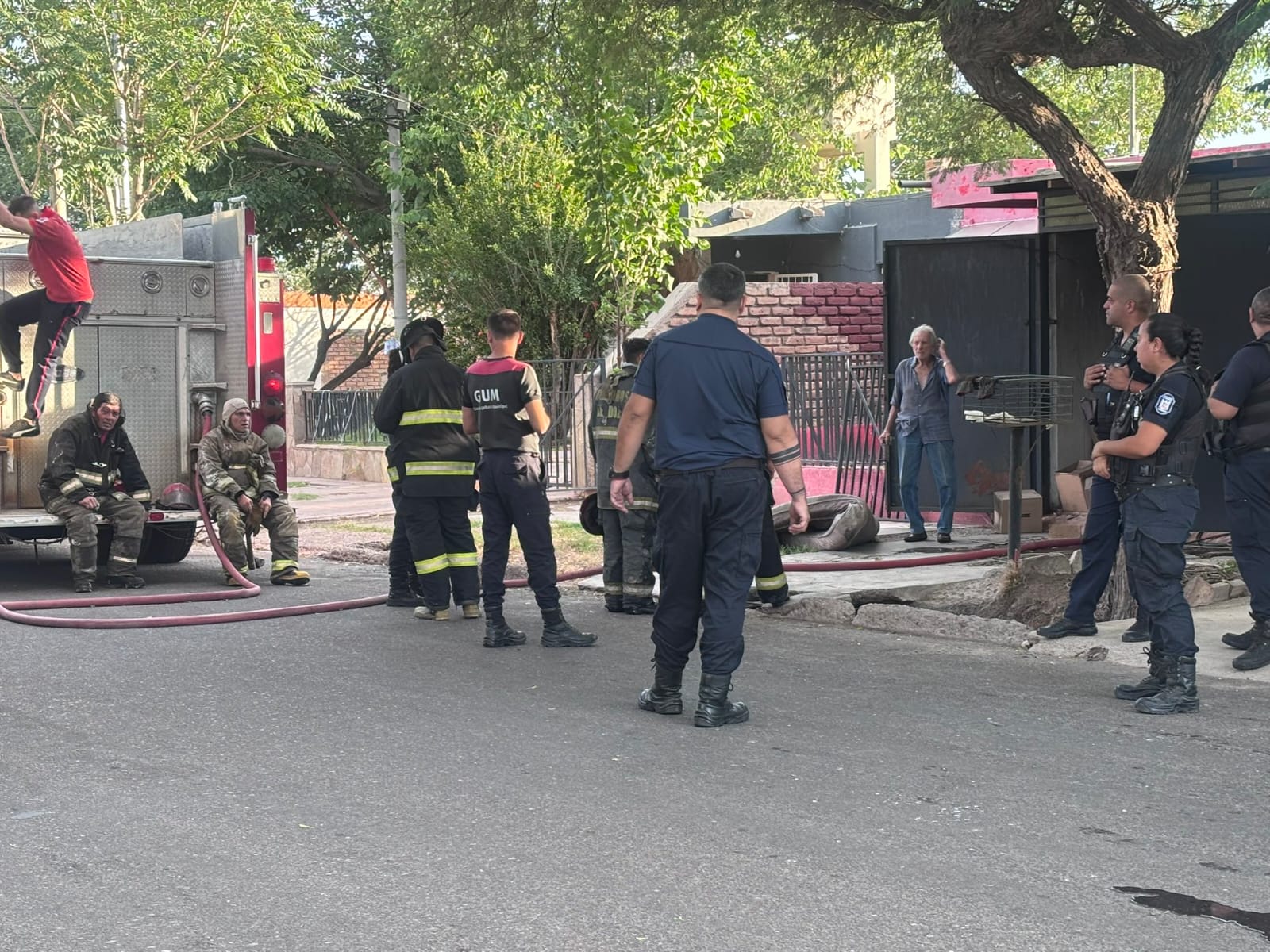 Su hijo totalmente alcoholizado incendió su casa, intoxico a su padre y pide ayuda