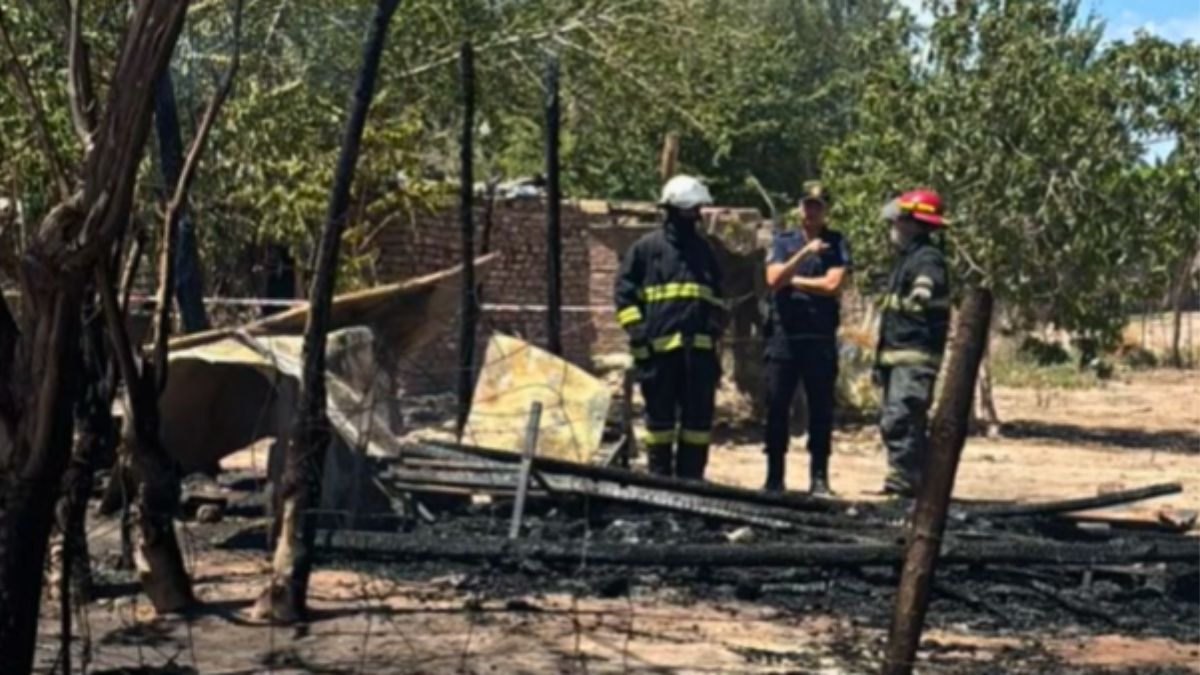 URGENTE: dos personas murieron en un incendio de una vivienda en El Algarrobal