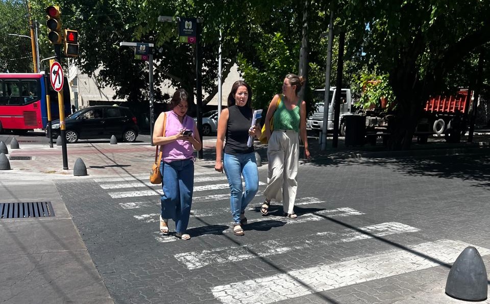 Luján de Cuyo: multarán a peatones que usen celular en la vía pública