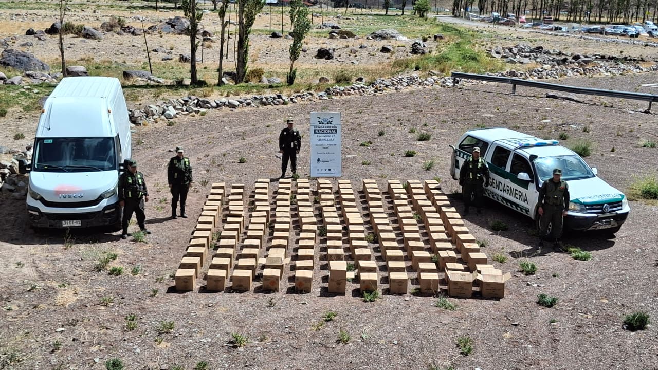 Esquivó el control policial, se fugó y abandonó la combi: llevaba 152 cajas de pirotecnia 