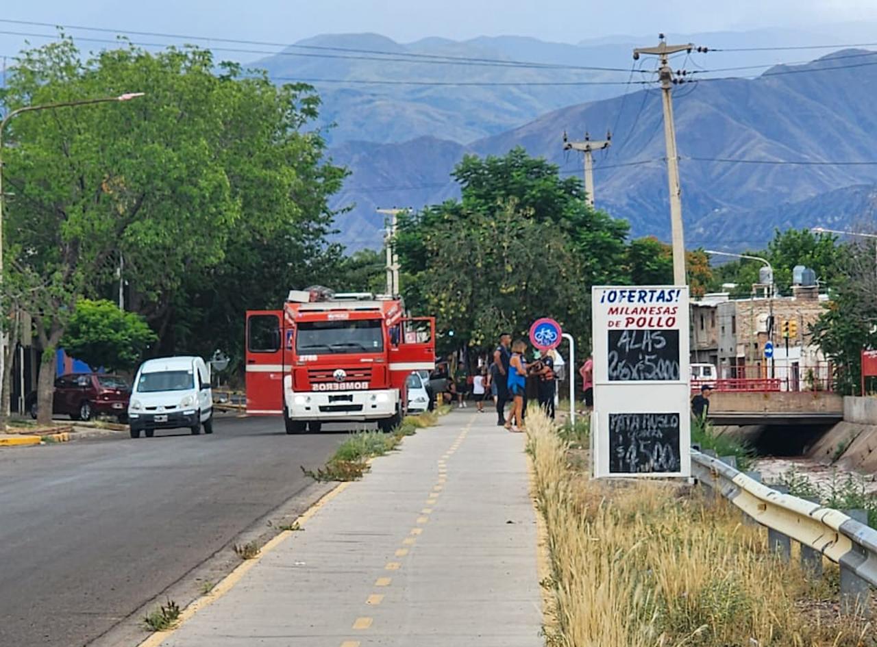 Intenso operativo por una mujer arrastrada por la corriente del Zanjón de los Ciruelos