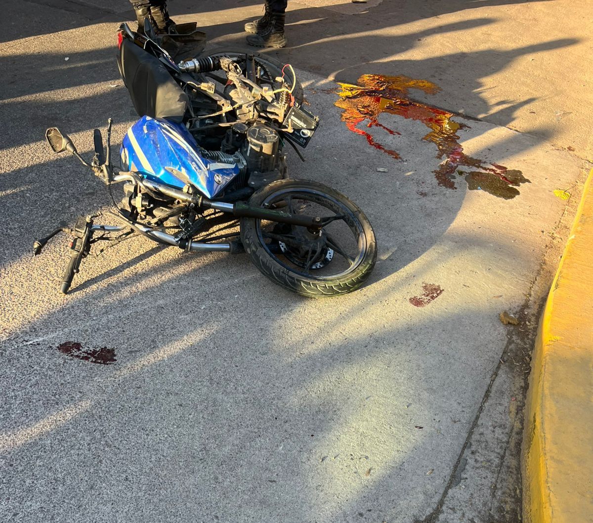 Robaron una moto y chocaron contra un colectivo: uno de ellos falleció en el accidente 