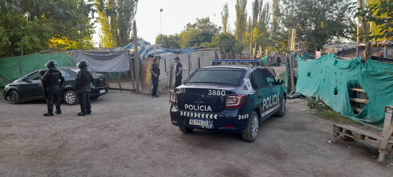 Docena de allanamientos simultáneos en Las Heras: múltiples armas de fuego secuestradas y 11 detenidos