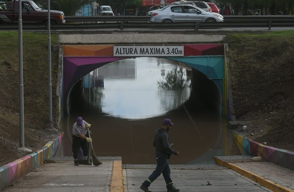 Por que continúa cerrado el puente de ingreso al Mendoza Shopping tras el fuerte temporal