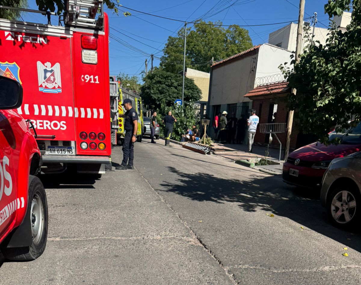 Derrumbe en Godoy Cruz: rescataron a cinco personas