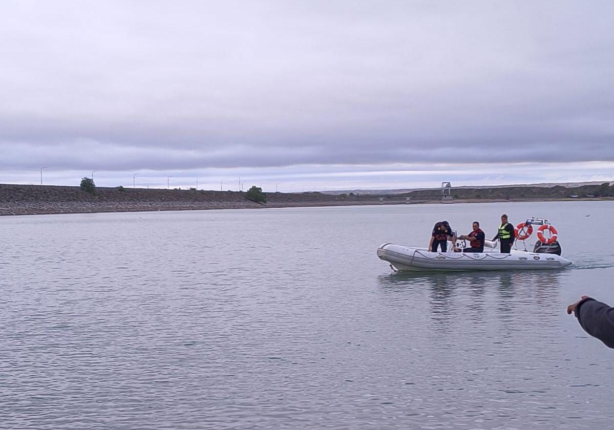 Intensa búsqueda de un hombre que se arrojó al embalse del Carrizal y no regresó 