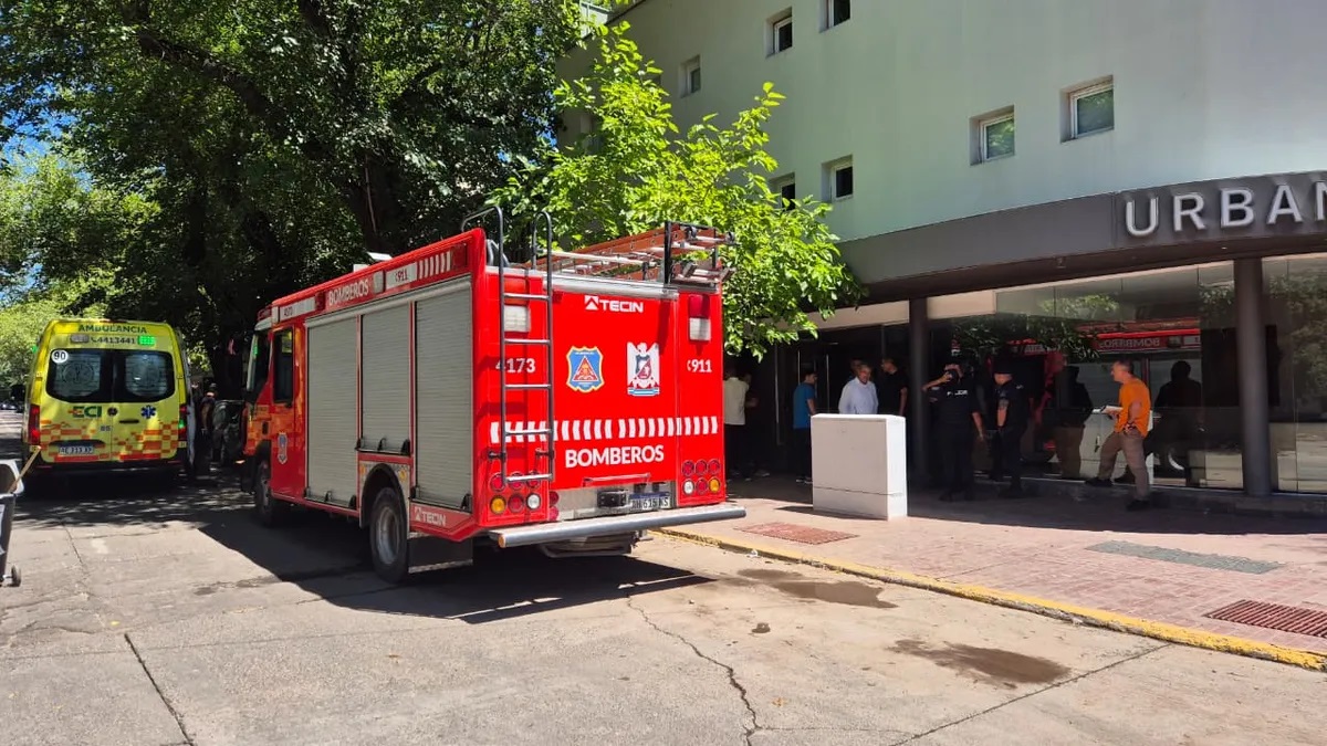 Cuatro obreros fueron rescatados tras caer a un pozo en Ciudad de Mendoza 